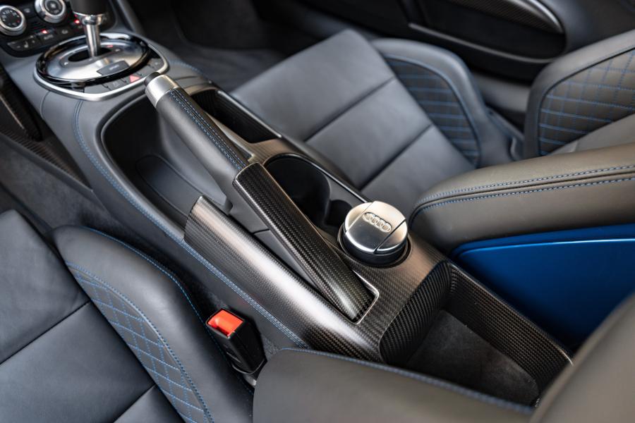 Детали интерьера Audi R8 LMX 2014 года  (фото 7 из 39)